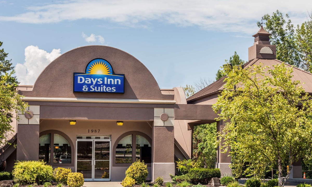 Lexington Hotel | Days Inn & Suites by Wyndham Lexington