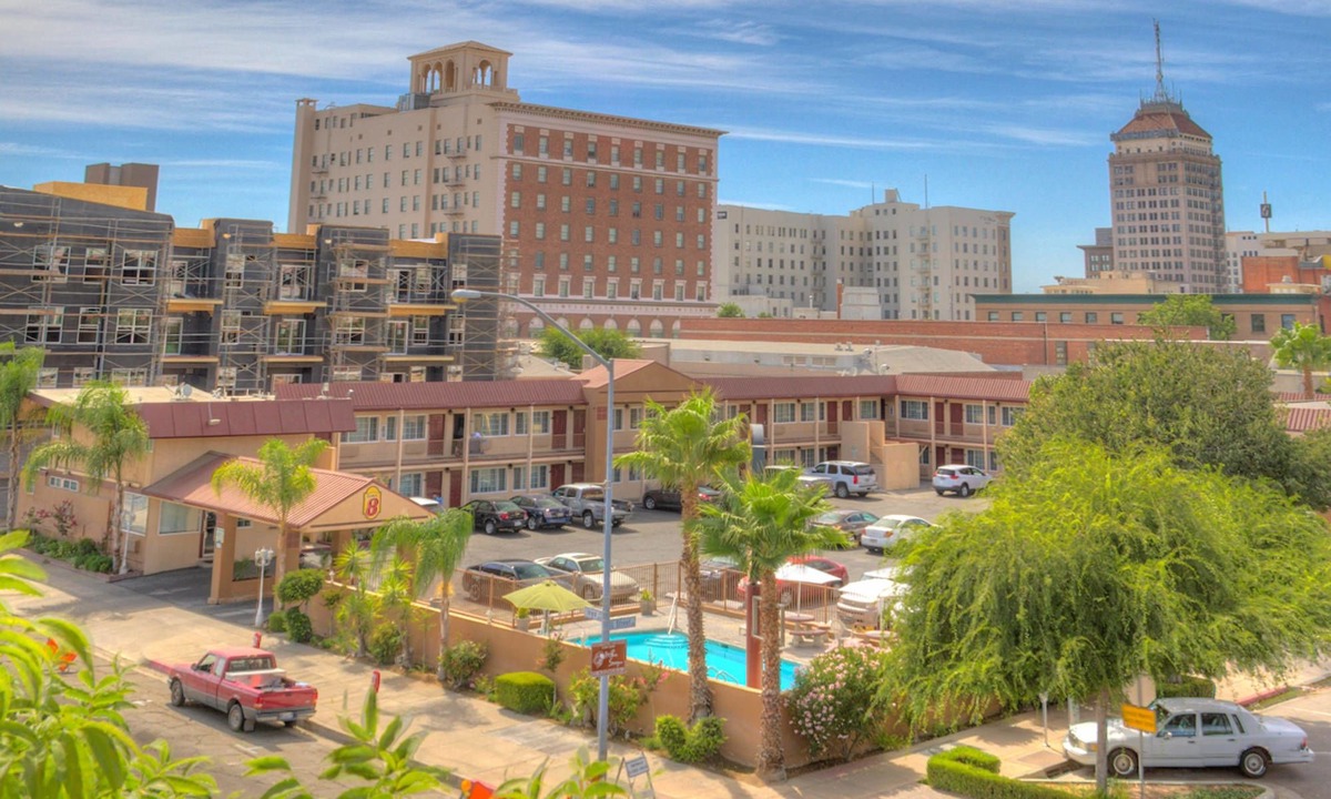 Downtown Hotel | Travelodge by Wyndham Fresno Convention Center Area