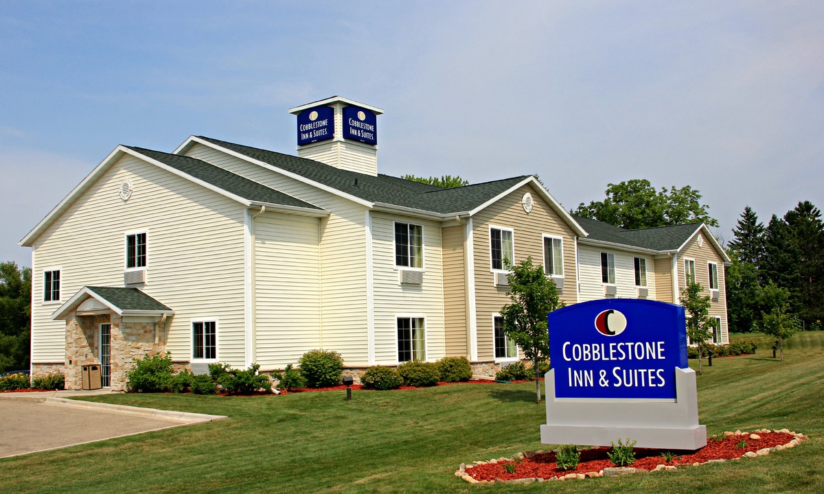 Clintonville Hotel | Cobblestone Inn & Suites - Clintonville