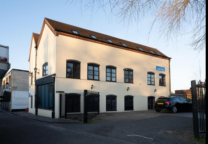 Bilston Hotel | Atz&H Inn
