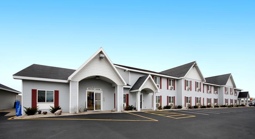 Marinette Hotel | Baymont by Wyndham Marinette