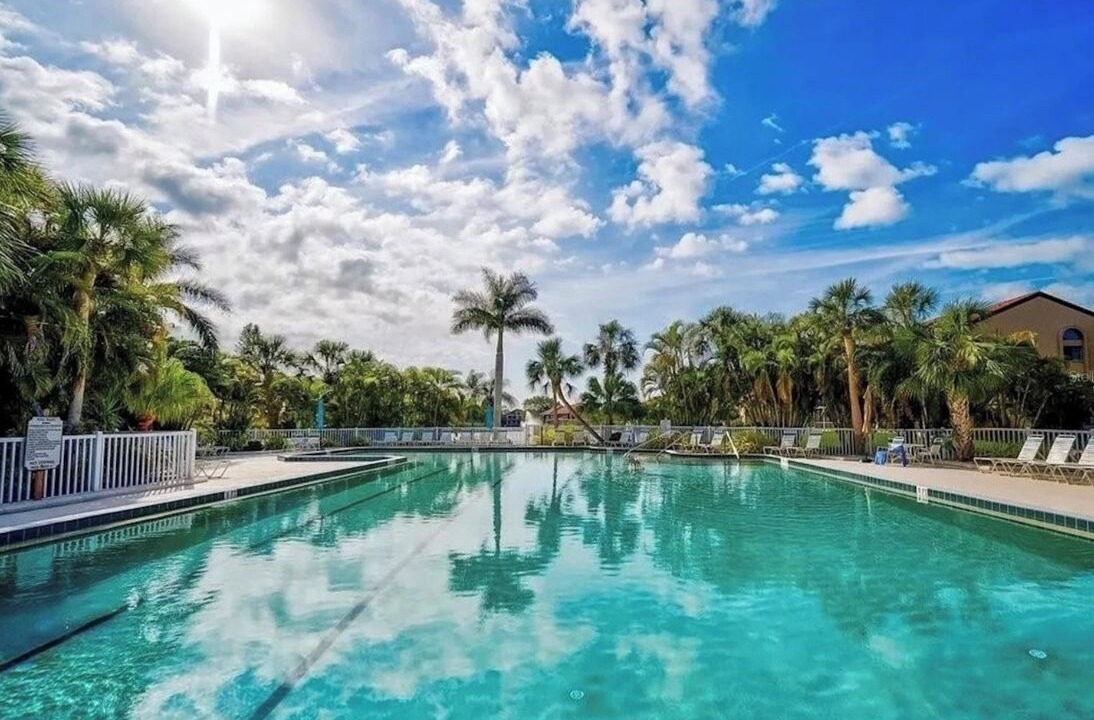 Gulf Gate Estates Condo | 2 bed 2 bath luxury remodel! 3rd floor w elevator & garage-10 min to Siesta Key