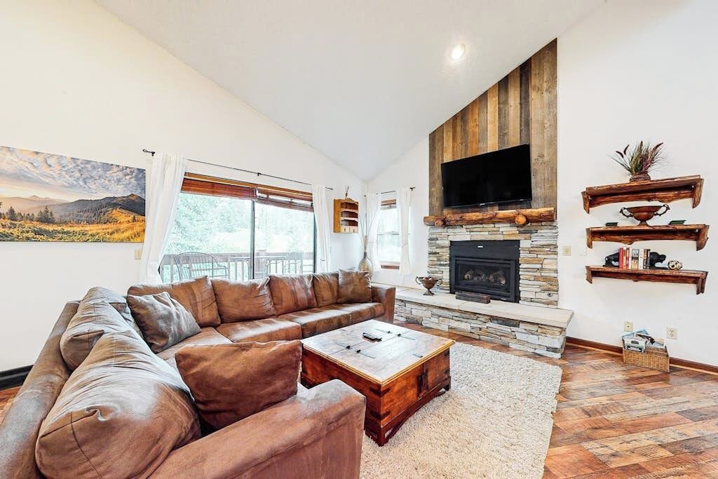 Four O'Clock Condo | Ski straight to the lift—hot tub, pool & balcony for après-ski