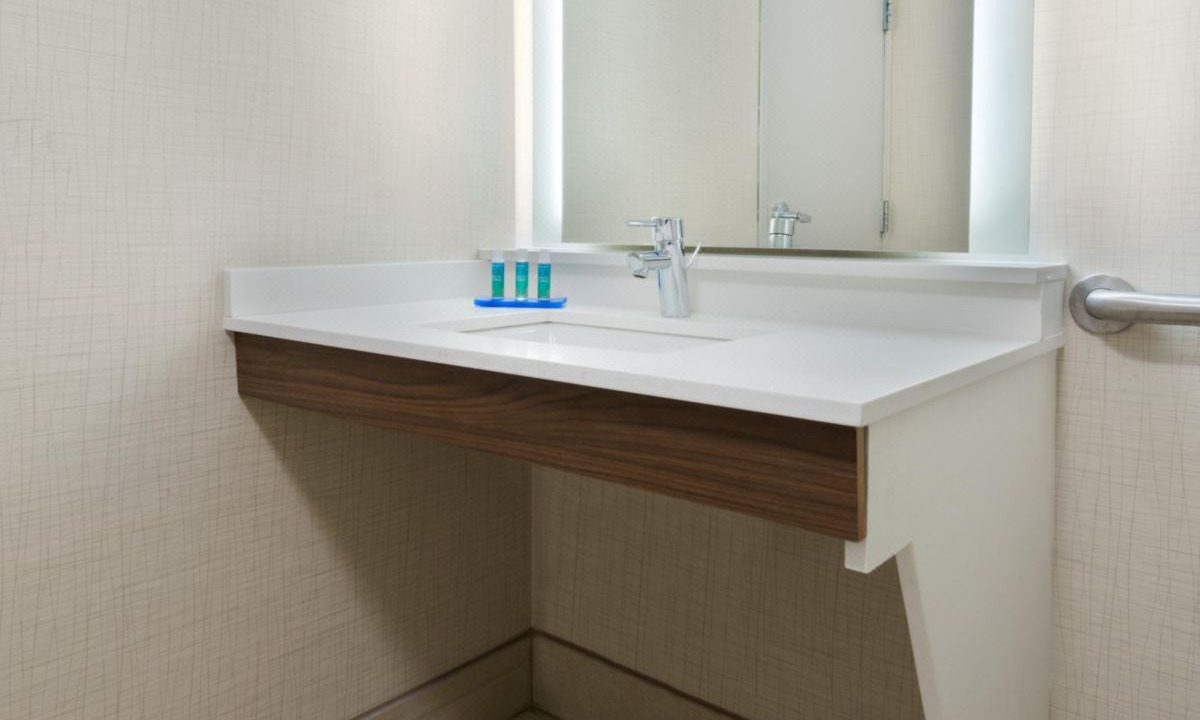 Photo of Bathroom in Summit Station