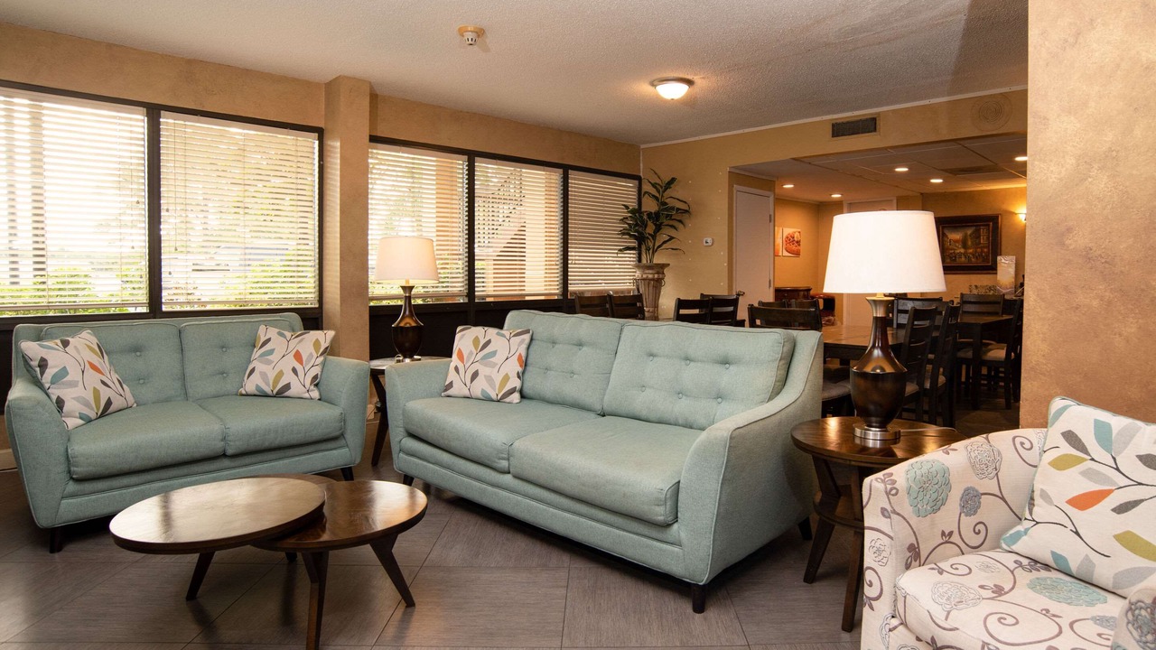 Photo of Livingroom in Feather Sound