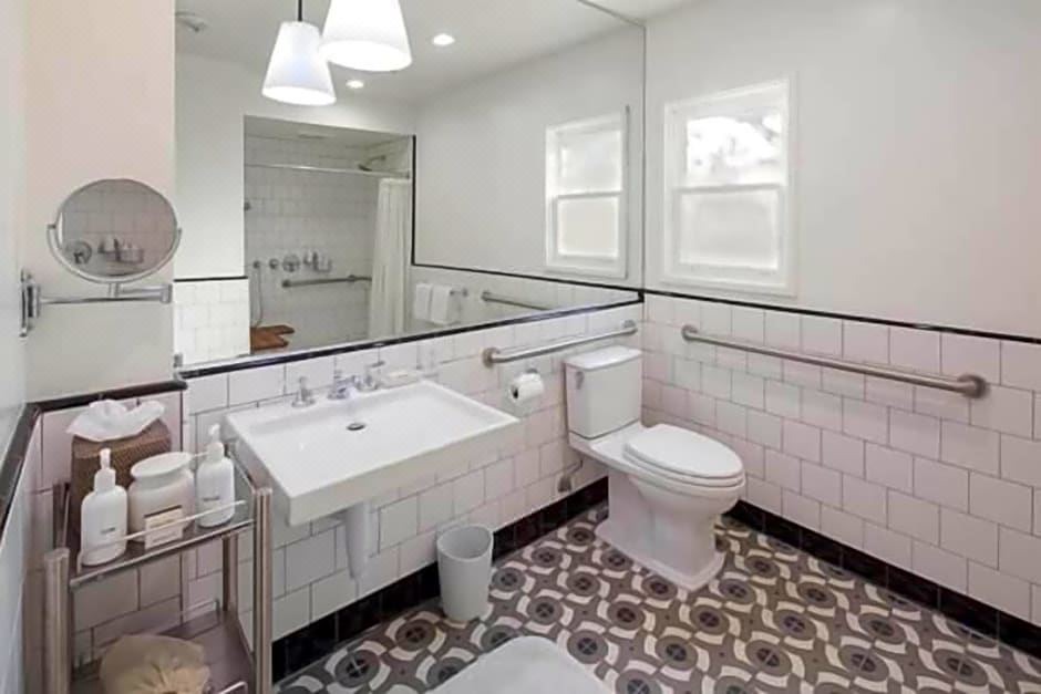 Photo of Bathroom in Golden Rectangle