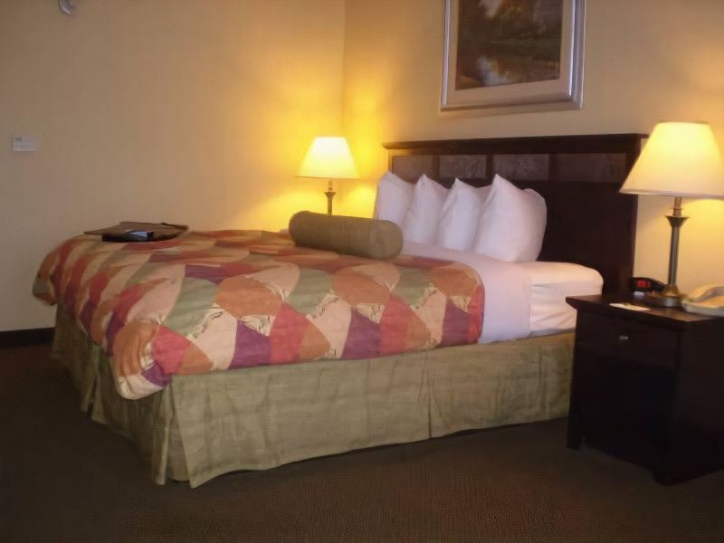 Photo of Bedroom in Coliseum Central