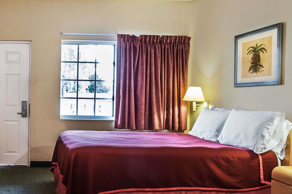Photo of Bedroom in Okeechobee