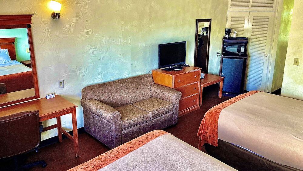 Photo of Livingroom in Okeechobee