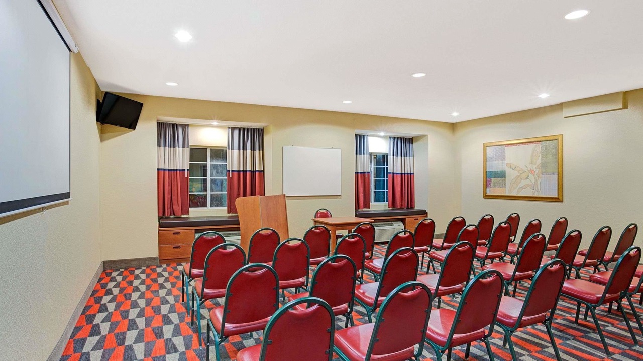Photo of Livingroom in Bushnell