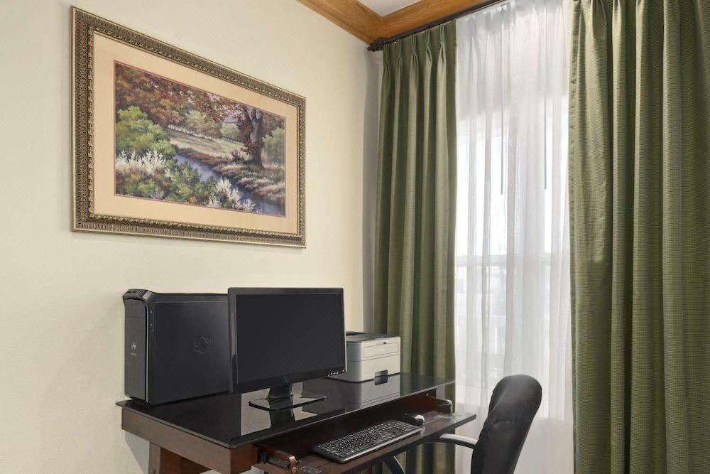 Photo of Livingroom in Elyria