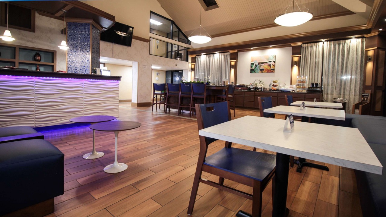 Photo of Livingroom in Coliseum Central