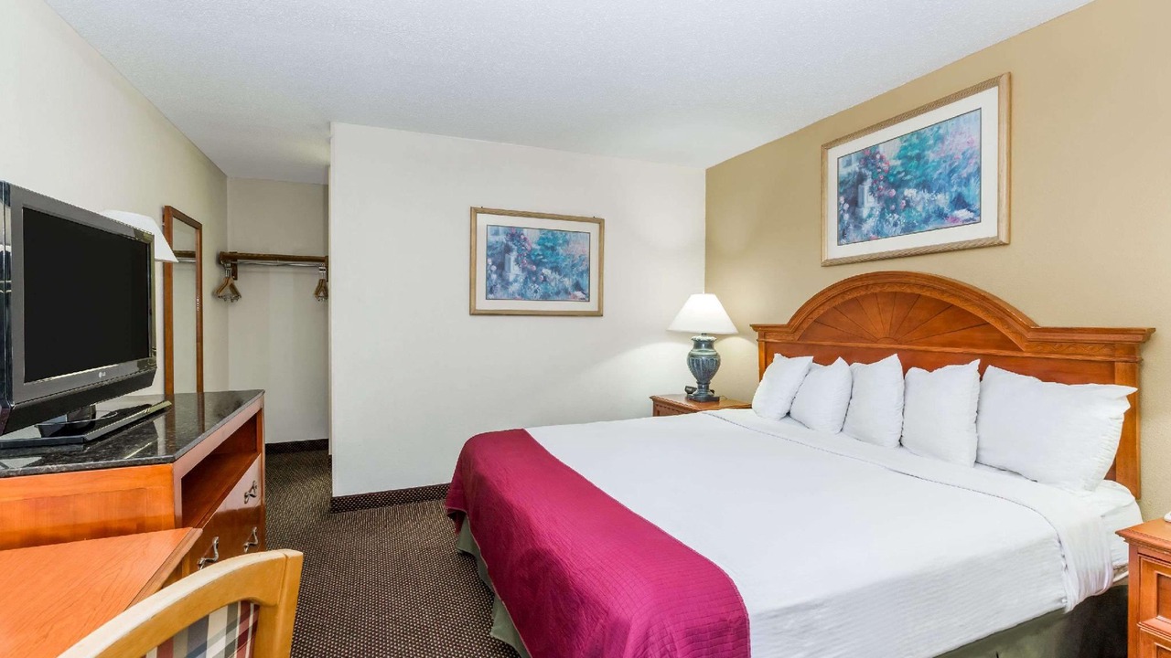 Photo of Bedroom in Clive