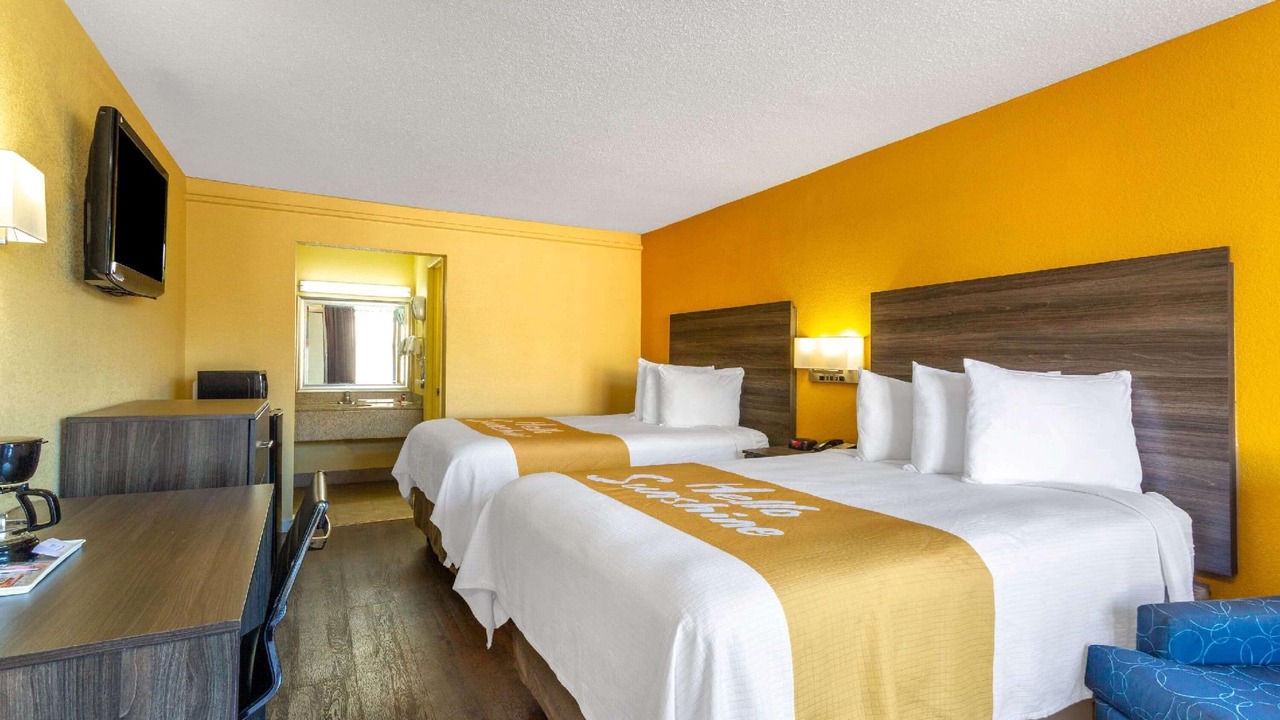 Photo of Bedroom in Coliseum Central