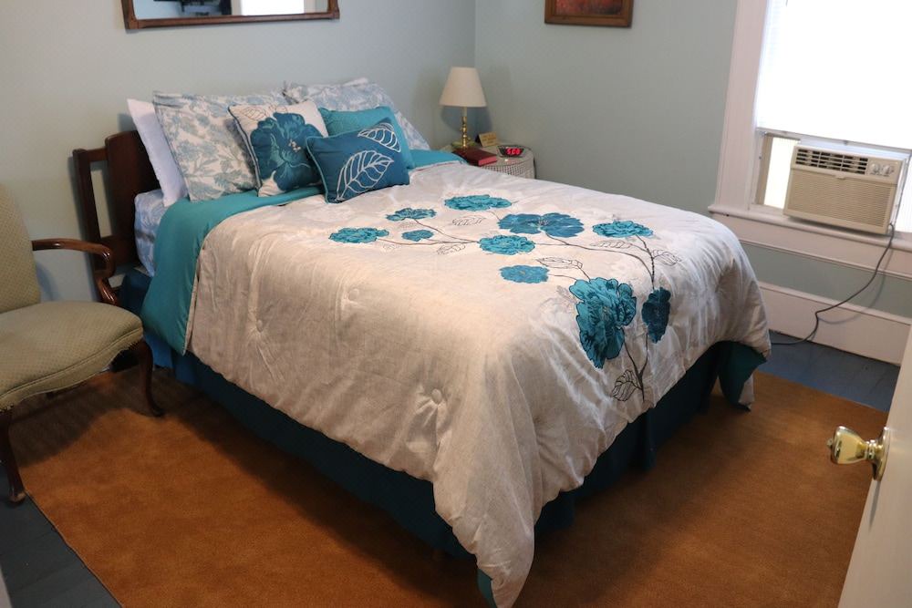 Photo of Bedroom in Roscoe