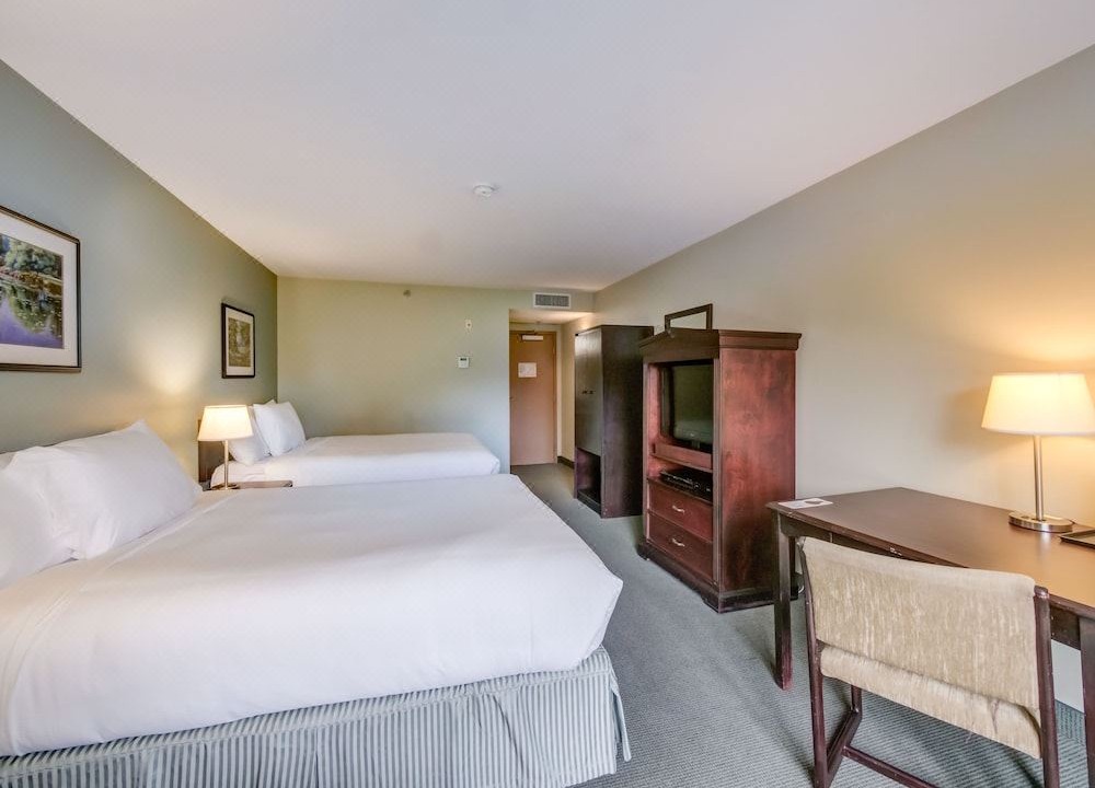 Photo of Bedroom in Harrison Hot Springs