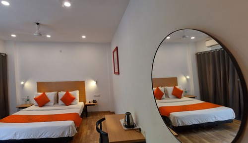 Business Room, 1 King Bed, City View
