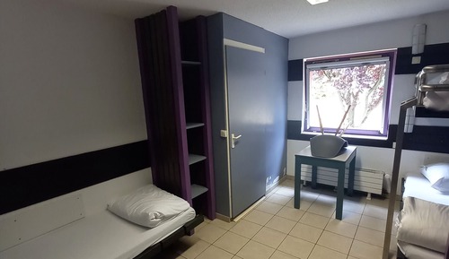 Room for 5 People - Shared Bathroom