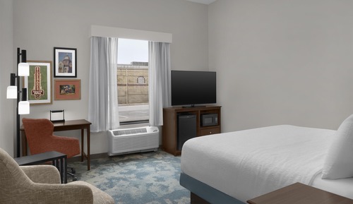 Room, 1 King Bed, Non Smoking (Drinks and Snacks)