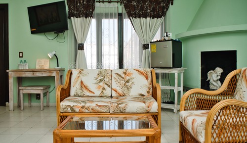 Romantic Suite with Jacuzzi and Living Area (Bugambilias)