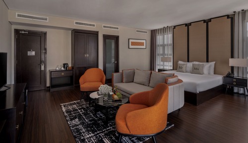Signature Suite, Bathtub, City View with afternoon tea daily