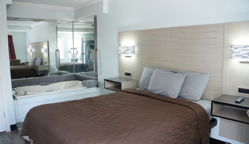 Suite, 1 Queen Bed, Jetted Tub
