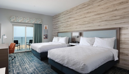 Room, 2 Queen Beds, Refrigerator, Lake View