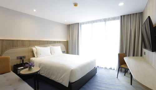 Standard Room, 1 Queen Bed (Top Floor, Free Breakfast)