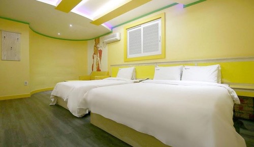 Room (Twin Private Room with 2 Bathtub + (D)