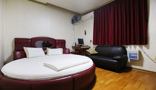 Room (Circle)