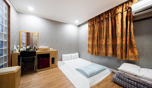 Room (Ondol Room)