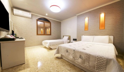 Room (Twin)