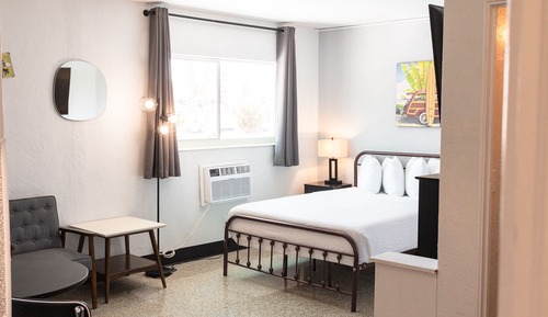 Deluxe Studio Suite, 1 Queen Bed, Kitchenette, Pool View