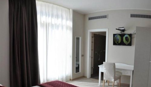 Standard Double or Twin Room, Partial Lake View (Laterale)