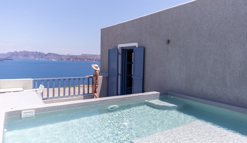 Honeymoon Suite Plunge Pool (Caldera View)
