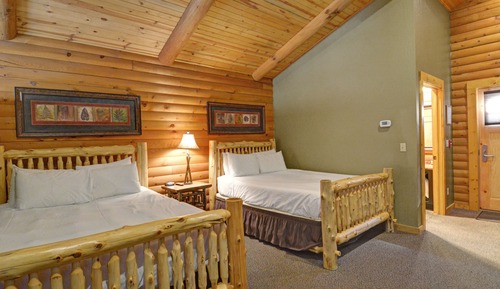C 51R - Comfort Cabin, 2 Queen Beds, Pet Friendly, Mountainside (May hear neighbors)