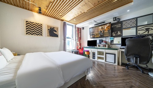 Room (1 room 1 week Premium room (i7 PC-2))