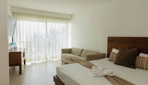 Standard Room, 1 Queen Bed, Partial Ocean View