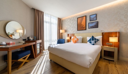 Standard Room, 1 Queen Bed, City View
