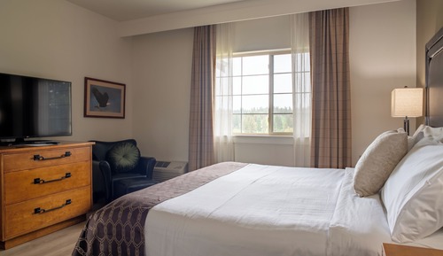 Golf View Queen Suite Accessible