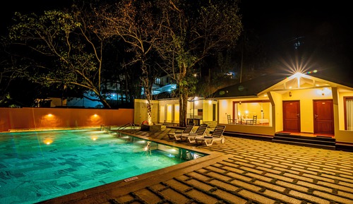 Lake View Family Cottage with Private Pool