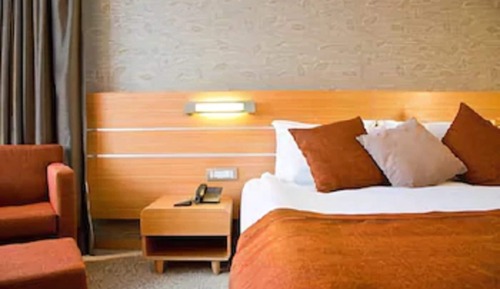 Room with 1 Large and 1 Single Bed