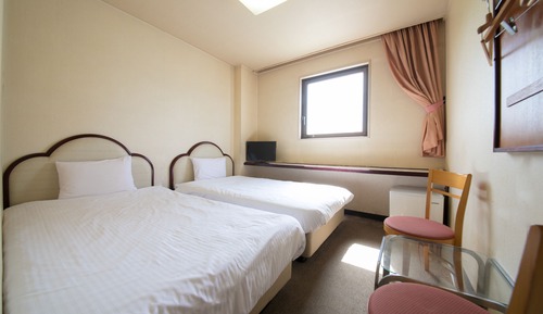 Twin Room, Smoking