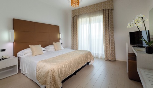 Junior Suite, Balcony, Partial Lake View