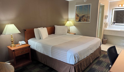 Deluxe Room, 1 King Bed, Refrigerator & Microwave
