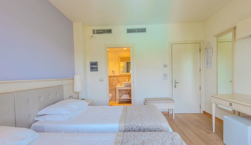 Comfort Room, 1 Queen Bed, Pets Allowed, Park View
