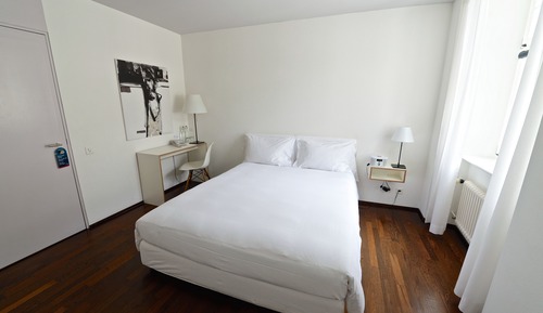 Double Room (Easy)