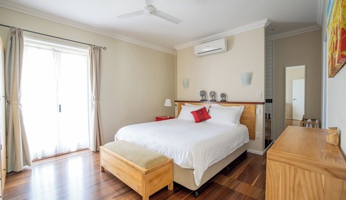 Courtyard Garden Apartment (Minimum Age 18)