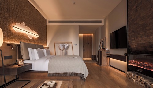 Deluxe Double Room, 1 King Bed, Non Smoking, Mountain View