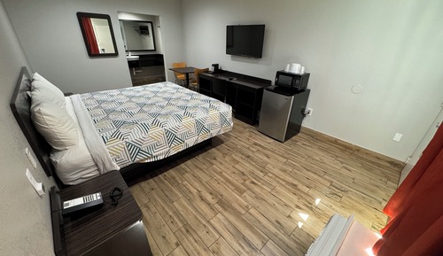 Deluxe Room, 1 King Bed, Non Smoking, Refrigerator